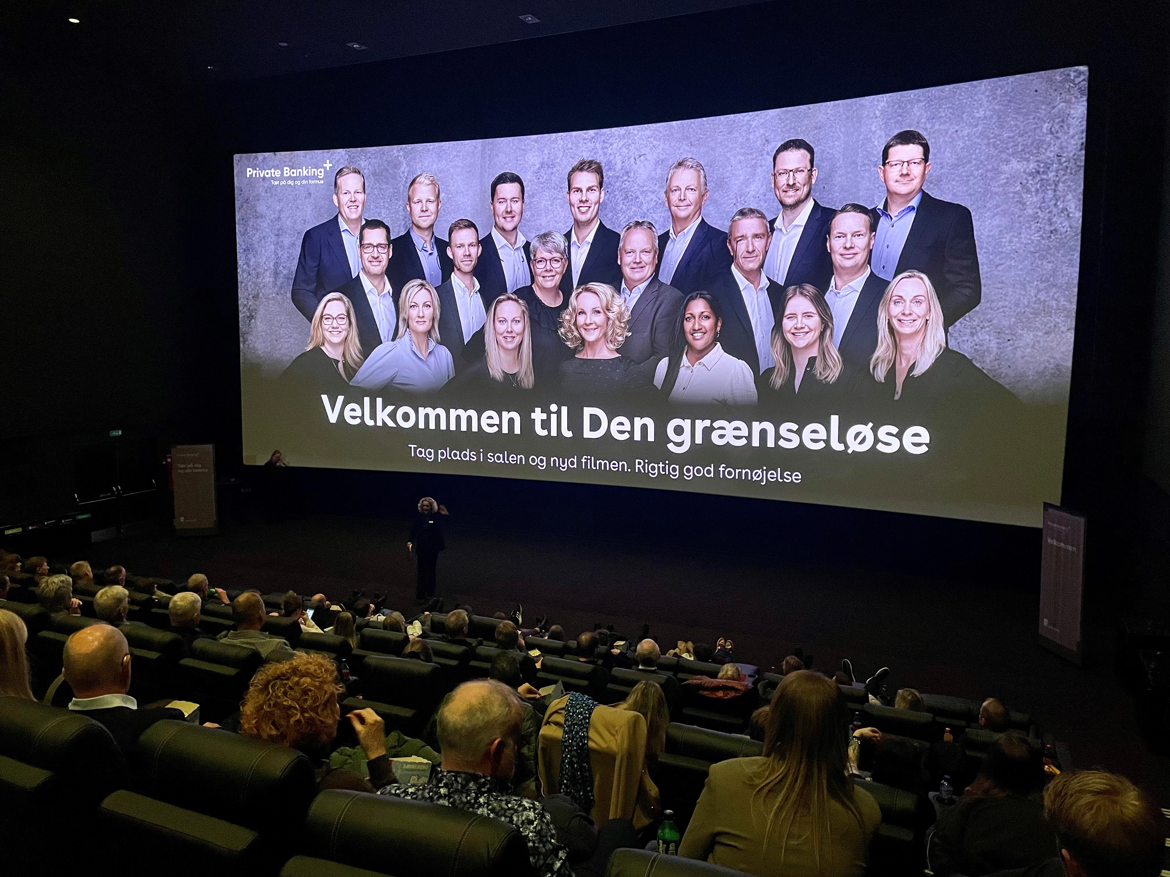 Velkomstplanche Og Lidt Af Salen